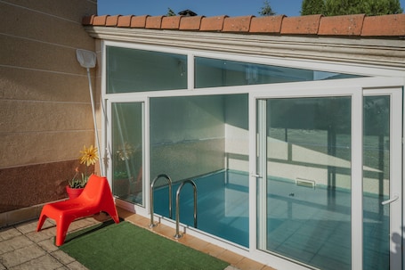 プール. San Pelayo Country House in Burgos: 5 Bedrooms, Pool & Mountain Views