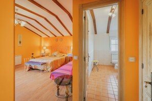 5 slaapkamers, een strijkplank/strijkijzer, beddengoed