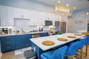 Casa, 4 quartos (4 Bedrooms) | Cozinha privada | Micro-ondas, fogão, cafeteira/chaleira, mesas de jantar