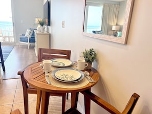 Dining - Splash Beachfront Resort 1 Bedroom plus Bunks 2nd Floor with Free Beach Chairs (Panama City Beach)