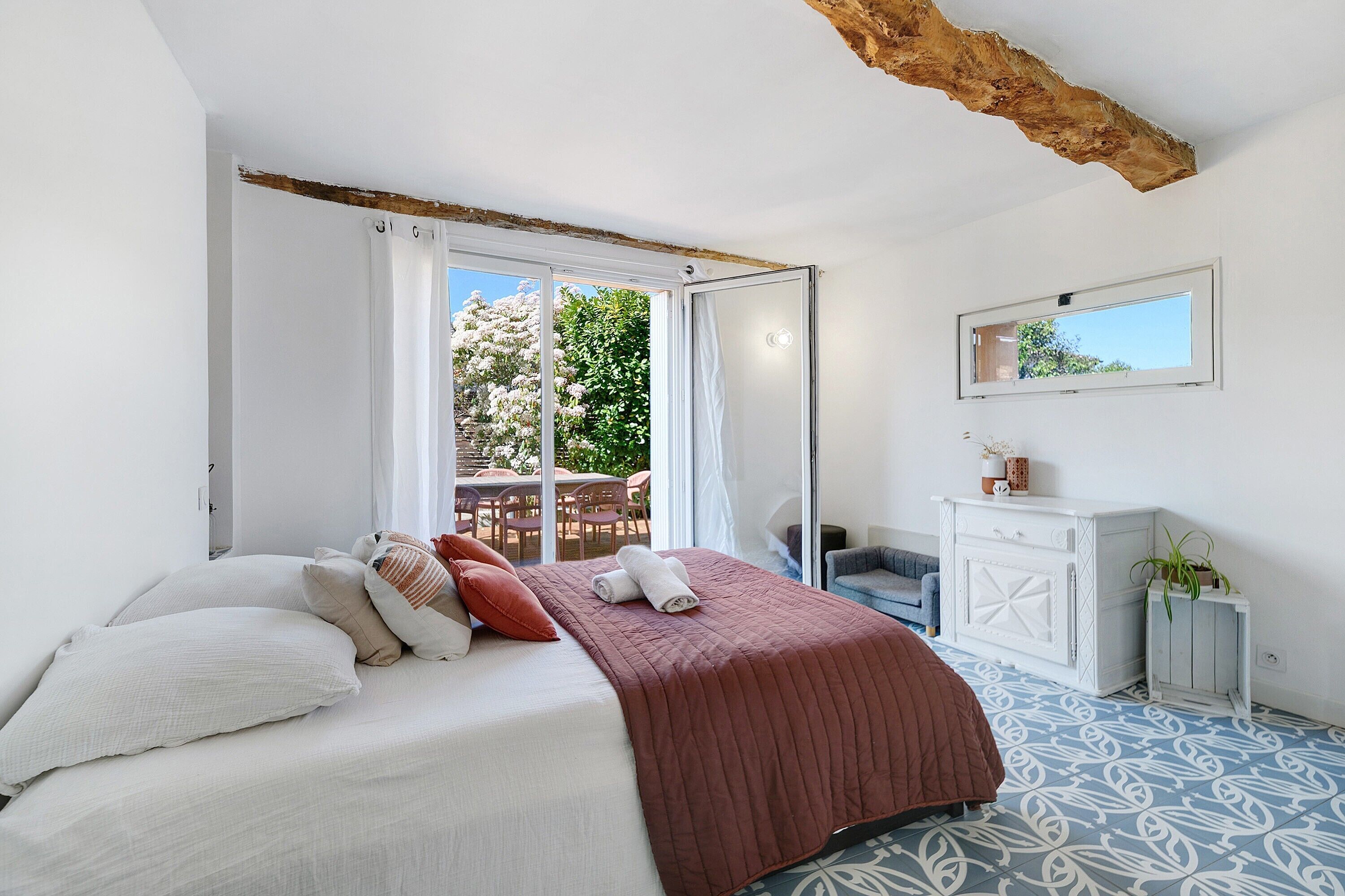 6 bedrooms, desk, free WiFi, bed sheets