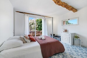 6 makuuhuonetta, työpöytä, ilmainen Wi-Fi, vuodevaatteet