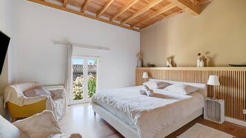 6 bedrooms, desk, free WiFi, bed sheets