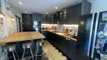 Réfrigérateur, four à micro-ondes, un four, surface de cuisson