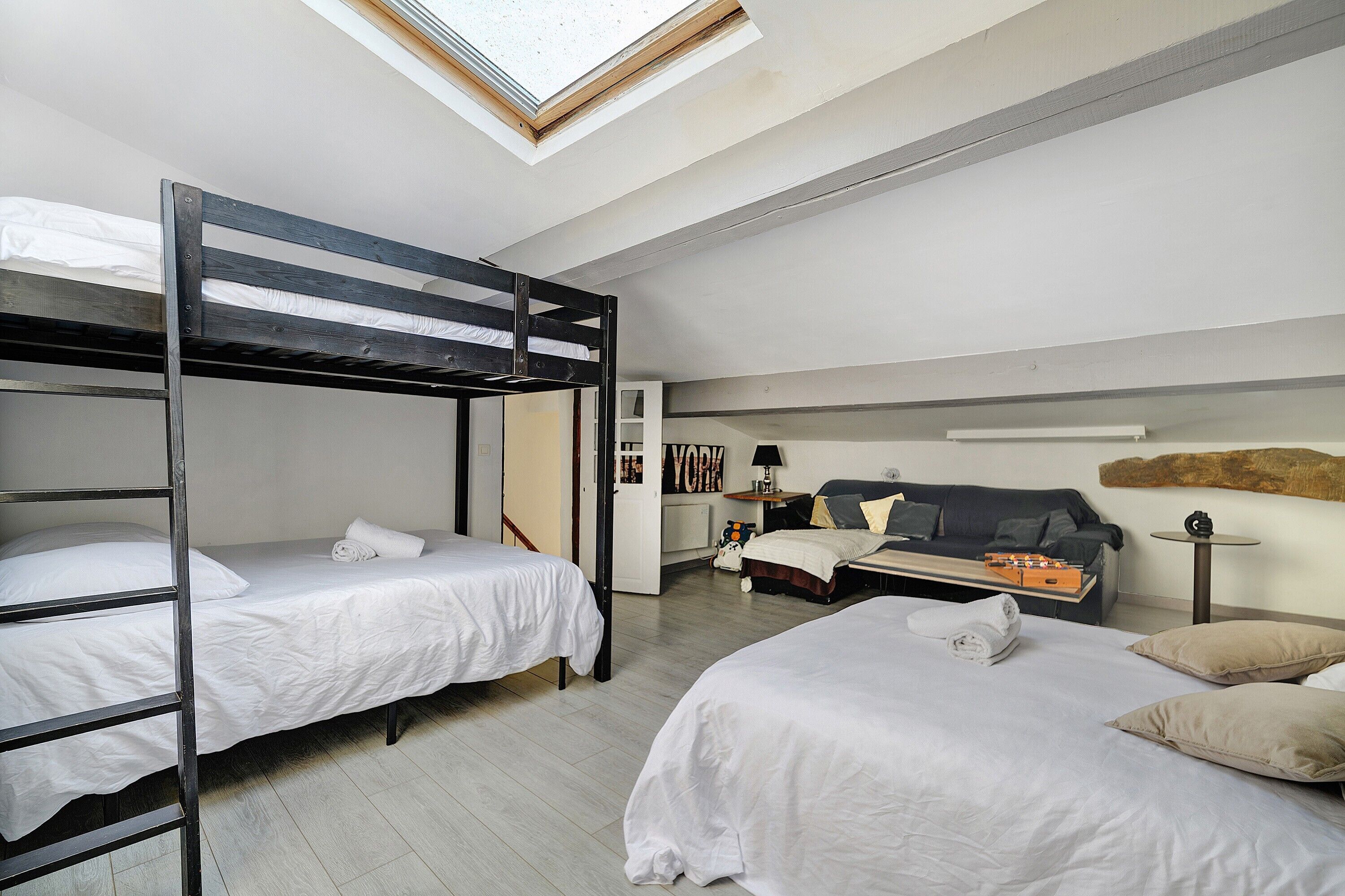 6 bedrooms, desk, free WiFi, bed sheets