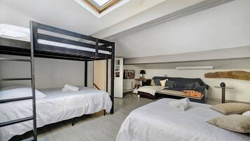 6 bedrooms, desk, free WiFi, bed sheets