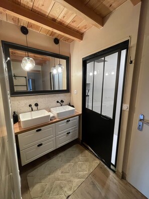 Shower, free toiletries, hair dryer, towels