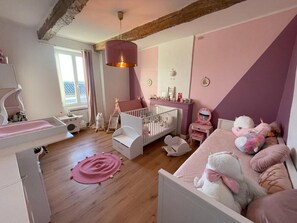 6 bedrooms, desk, free WiFi, bed sheets