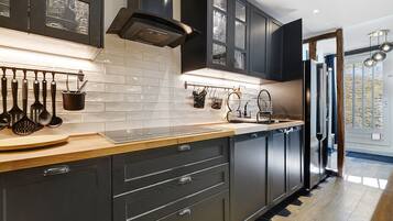 Fridge, microwave, oven, stovetop