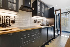 Jääkaappi, mikroaaltouuni, uuni, liesi