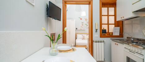 Fridge, oven, stovetop, coffee/tea maker