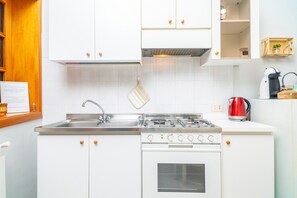 Réfrigérateur, four, plaque de cuisson, cafetière/bouilloire
