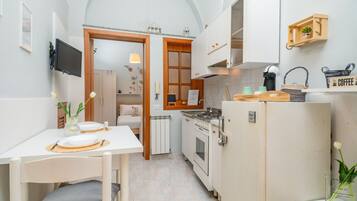 Kühlschrank, Ofen, Herdplatte, Wasserkocher mit Kaffee-/Teezubehör