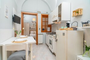 Een koelkast, een oven, een kookplaat, een koffiezetapparaat/waterkoker