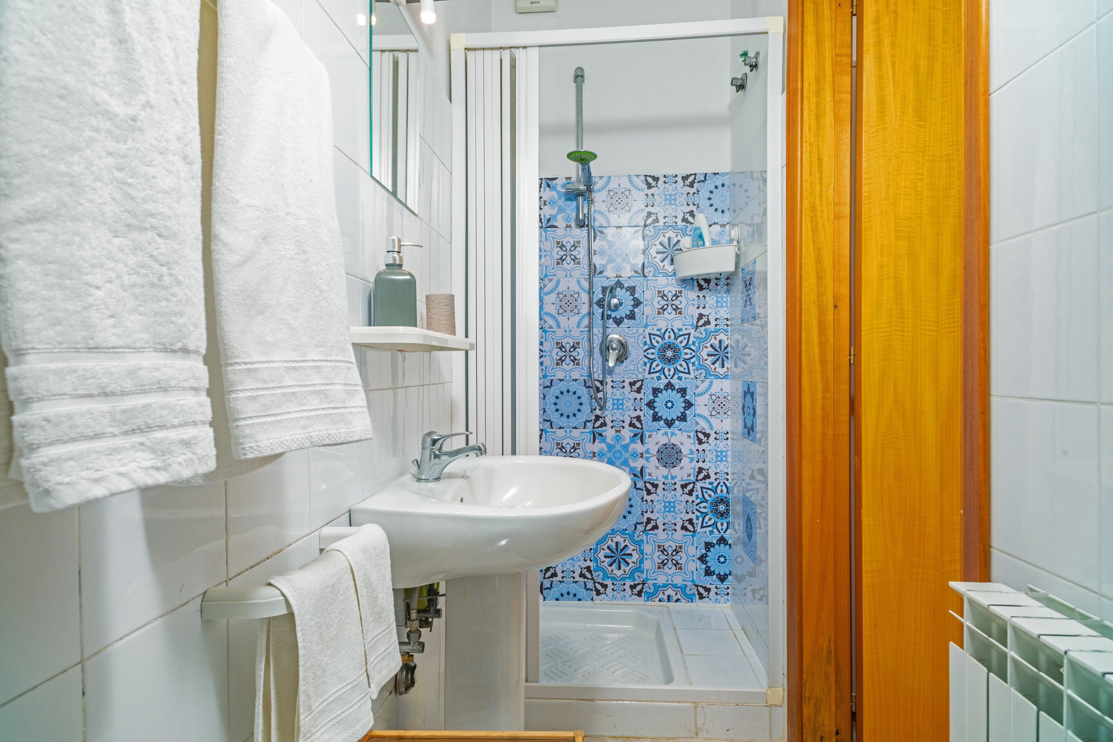 Regadera, amenidades de baño gratuitas, secadora de cabello, toallas 