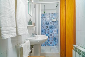 Een douche, gratis toiletartikelen, een haardroger, handdoeken