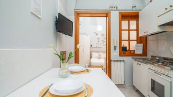 Kühlschrank, Ofen, Herdplatte, Wasserkocher mit Kaffee-/Teezubehör