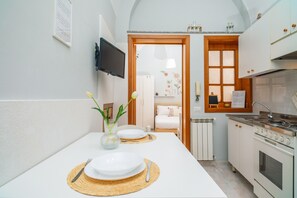 Jääkaappi, uuni, liesi, kahvin-/teenkeitin