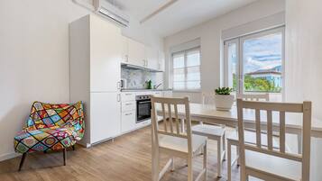 Kylskåp, mikrovågsugn, ugn och spishäll