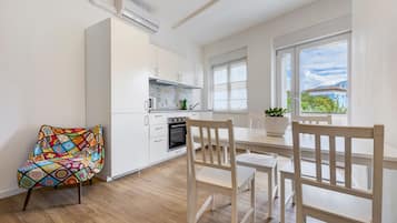 Frigorifero, microonde, forno, piano cottura