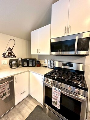 Een koelkast, een microgolfoven, een oven