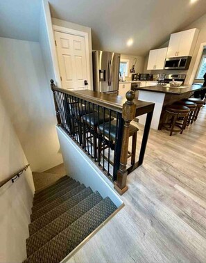 Een koelkast, een microgolfoven, een oven