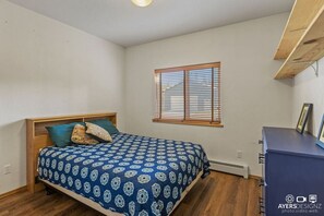 Escritorio, wifi y ropa de cama