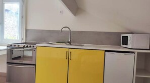 Fridge, microwave, oven, coffee/tea maker - Studio Pour Une/deux Personnes (La Courneuve)