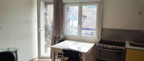 Kylskåp, mikrovågsugn, ugn och kaffe- och tebryggare