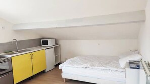 Iron/ironing board, free WiFi, bed sheets