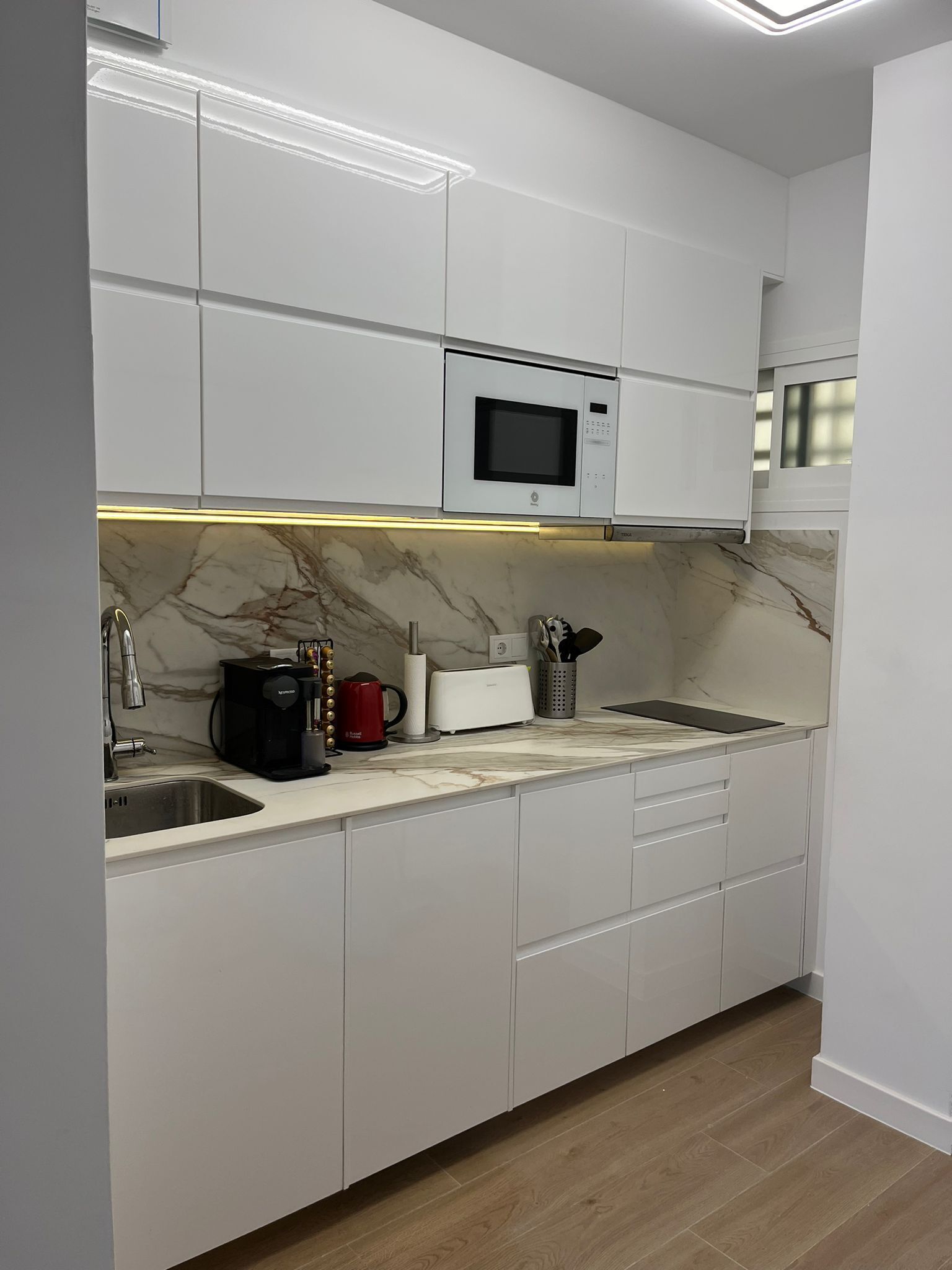 Een magnetron, een kookplaat, een vaatwasser