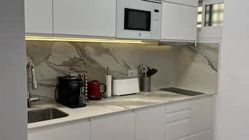 Een magnetron, een kookplaat, een vaatwasser