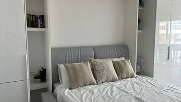 Een strijkplank/strijkijzer, wifi, beddengoed