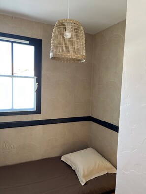 2 habitaciones, tabla de planchar con plancha, cuna de viaje y wifi 