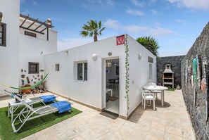 Outdoor dining - Vacation Home 'Love For Lanzarote Holidays House' with Shared Pool, Wi-Fi and Air Conditioning (Playa Blanca)