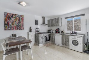 Fridge, microwave, oven, stovetop - Vacation Home 'Love For Lanzarote Holidays House' with Shared Pool, Wi-Fi and Air Conditioning (Playa Blanca)