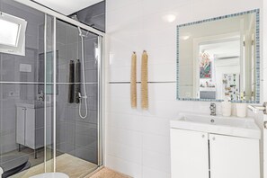 Ducha, secador de pelo y toallas