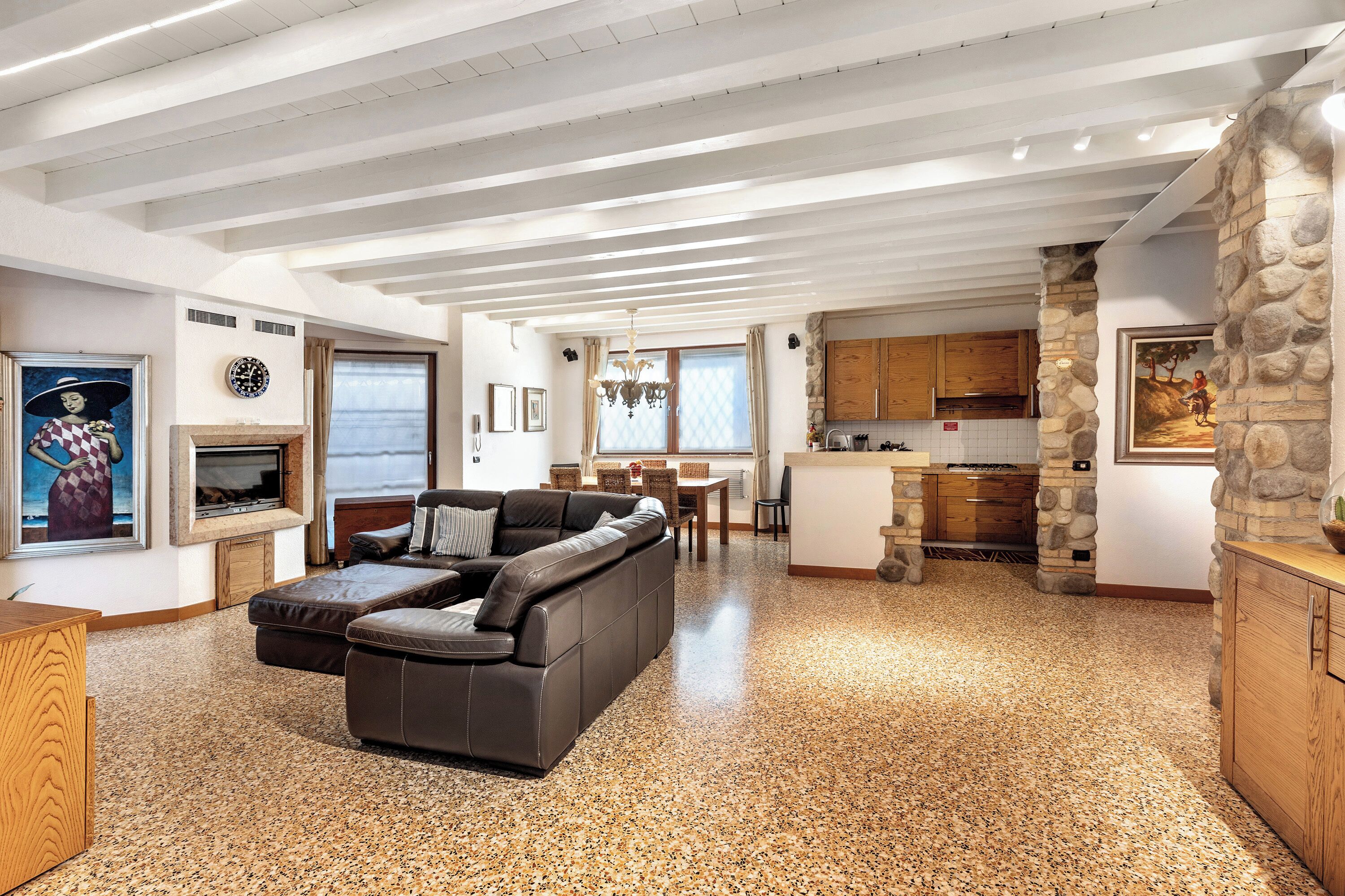 Televisie en een open haard