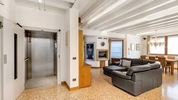TV, caminetto