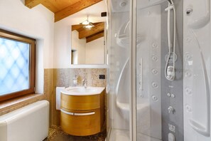 Douche, s èche-cheveux, serviettes fournies