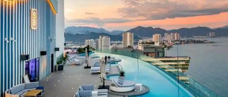 14 outdoor pools