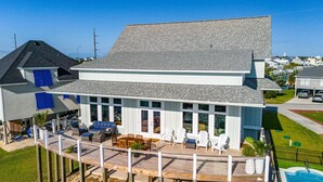 A two-story house with a large deck, outdoor seating area, and a swimming pool. - Sea Salt Cottage with private boat dock (Atlantic Beach)