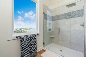Hair dryer, towels - Sea Salt Cottage with private boat dock (Atlantic Beach)