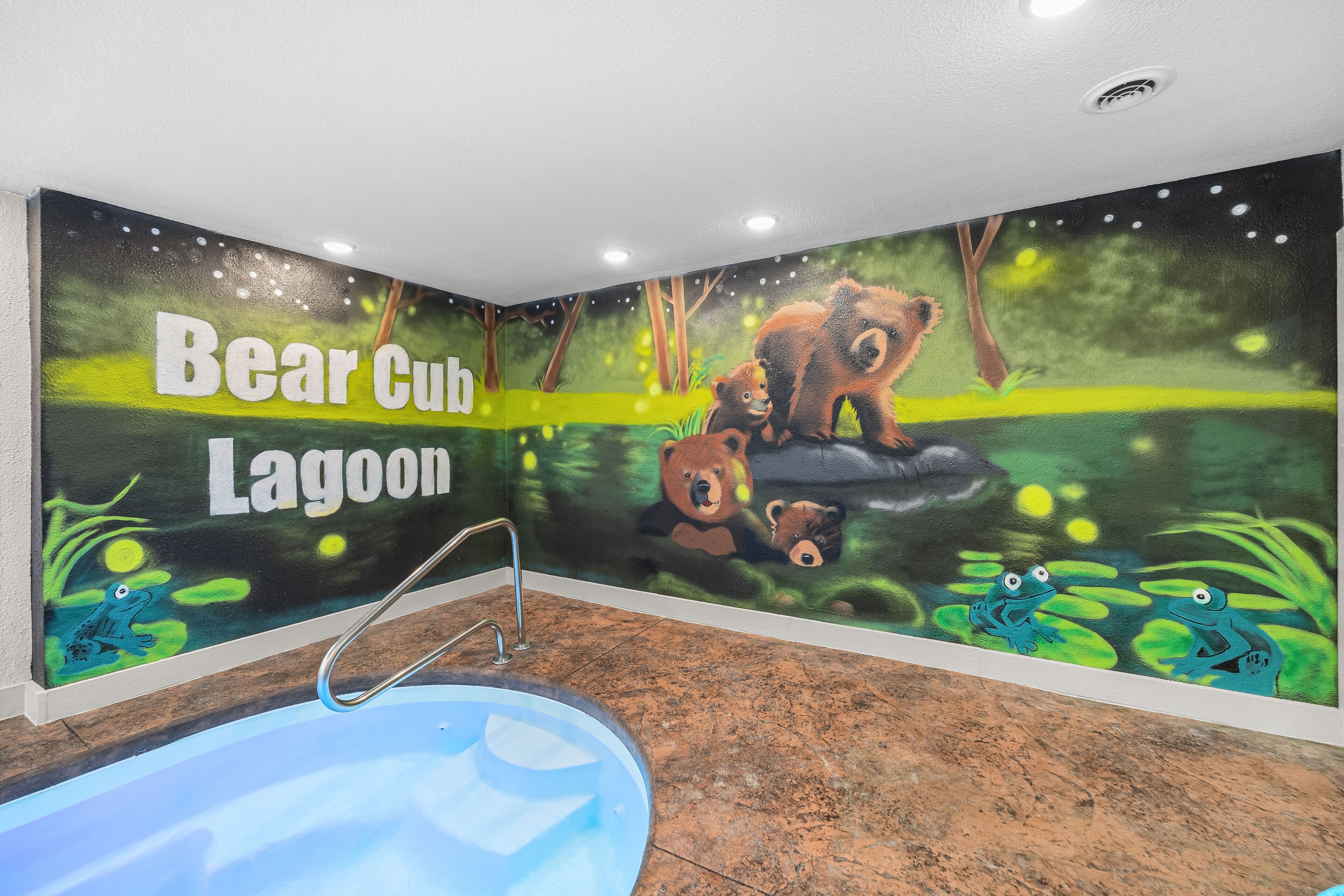 Bagno con un murale a tema orso, una vasca da bagno e un angolo doccia.