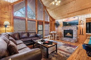 Smart TV, fireplace - Near Dollywood*Easy Access Roads*Jacuzzi*Pool Table (SEVIERVILLE)