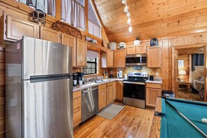 Fridge, microwave, oven, stovetop - Near Dollywood*Easy Access Roads*Jacuzzi*Pool Table (SEVIERVILLE)