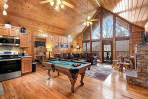 Smart TV, fireplace - Near Dollywood*Easy Access Roads*Jacuzzi*Pool Table (SEVIERVILLE)