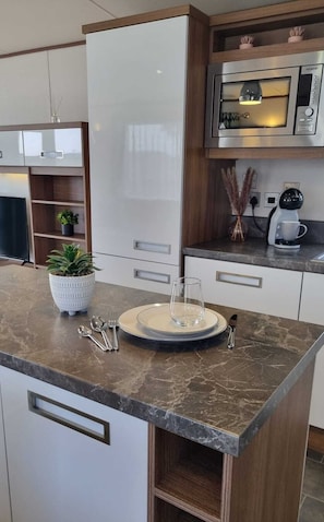 Cabaña | Cocina privada | Frigorífico, microondas, horno y placa de cocina