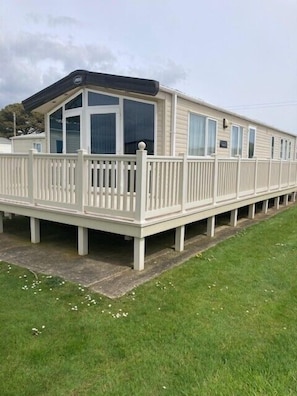 Exterior - Stunning Seaside Lodge Nr New Forest 2 bed (New Milton)