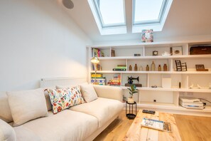 Smart TV, fireplace - Spacious 5 Bedroom. Pet-Friendly Self Catering Cottage in Findhorn. (Forres)
